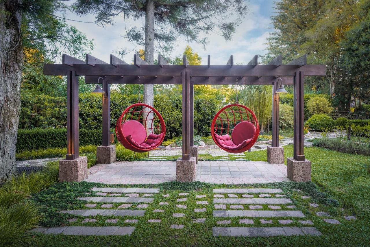 Bavaria Sport Hotel Gramado Buitenkant foto Pergola with hanging chairs