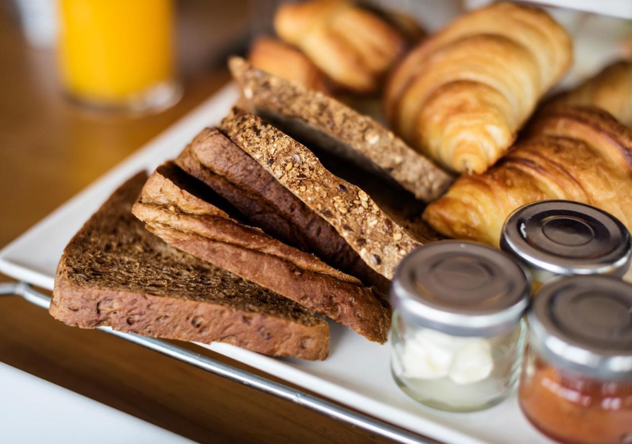 Bavaria Sport Hotel Gramado Buitenkant foto Croissants and other breakfast pastries