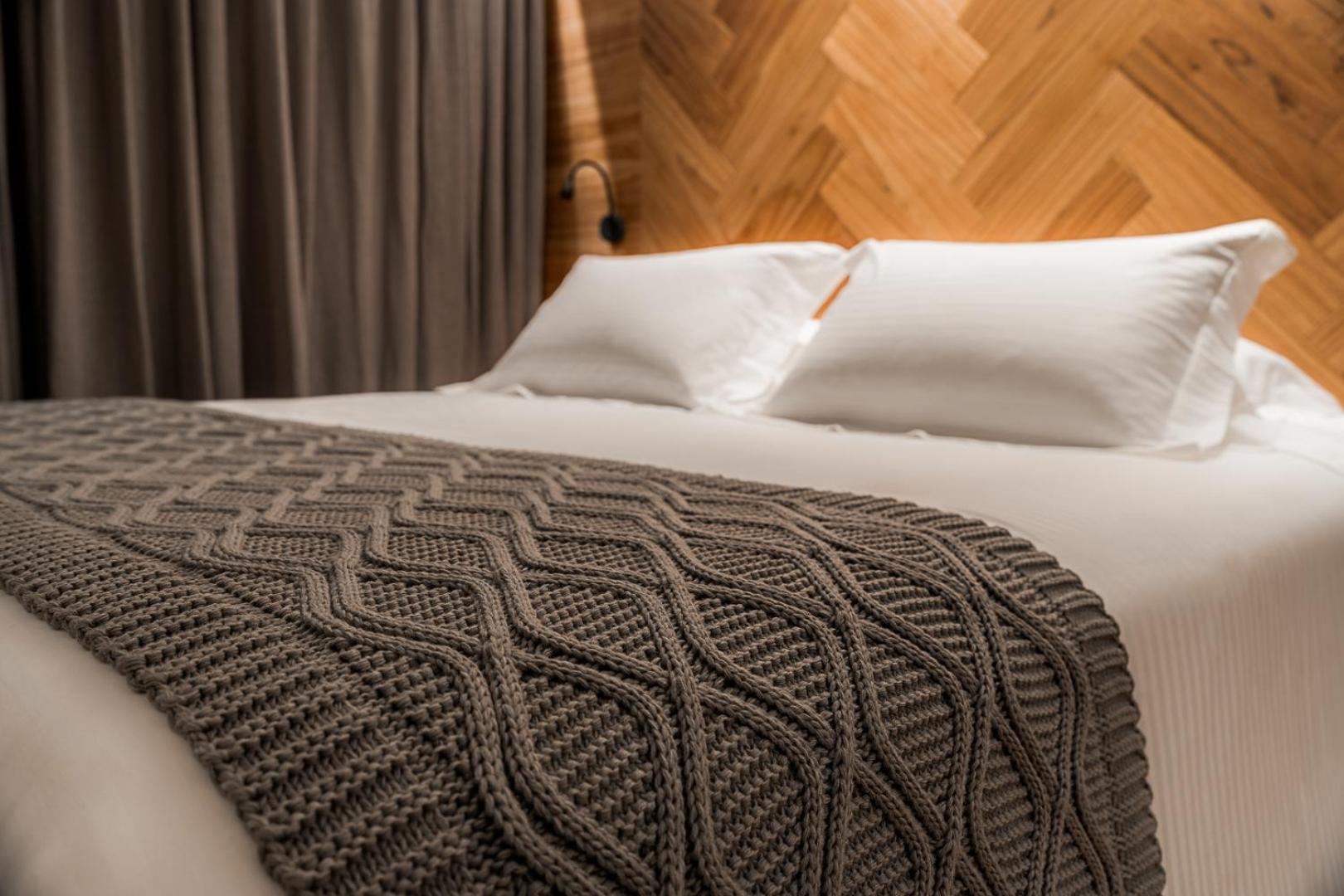 Bavaria Sport Hotel Gramado Buitenkant foto A bed with a throw